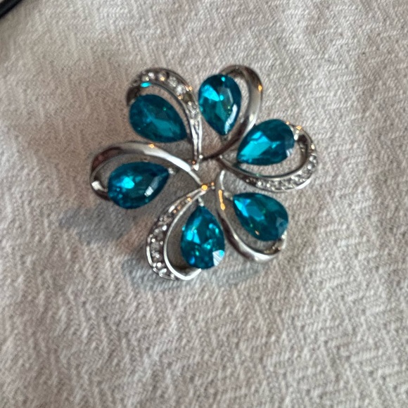 Jewelry - Elegant Silver and Blue Floral Brooch